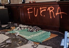 El declive del quiosco del Gran Café El Espejo: suciedad, pintadas e indigentes