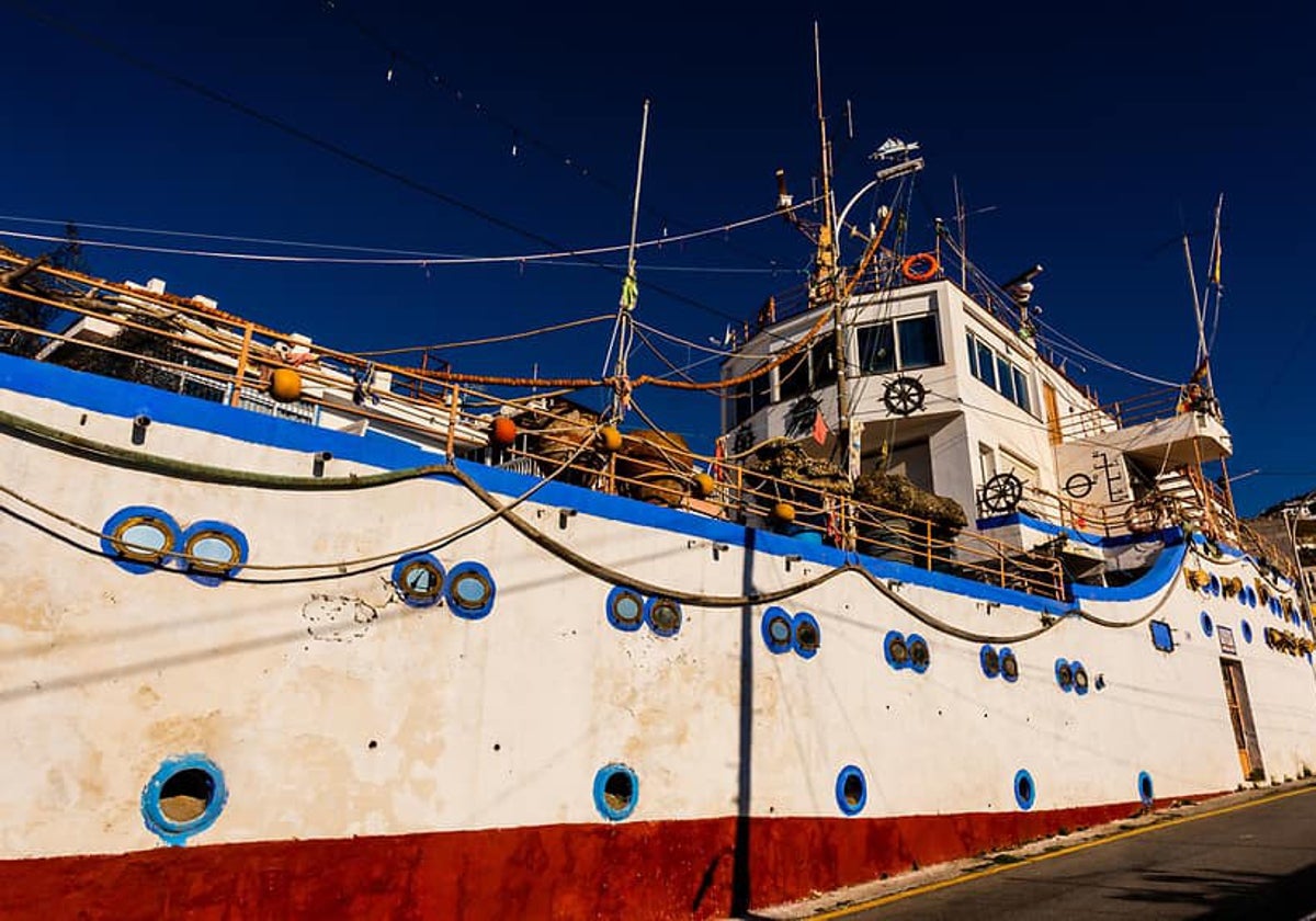 El barco no está en el mar sino en el número 34 de la Avenida del Mediterráneo