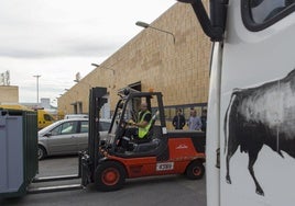 Muere un trabajador de 62 años en Cáceres tras caerle encima la carga de una carretilla elevadora