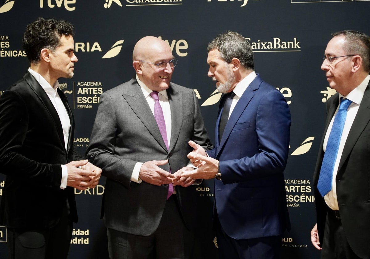 El actor Antonio Banderas junto al alcalde de Valladolid, Jesús Julio Carnero, antes de participar en la gala de la Academia de las Artes