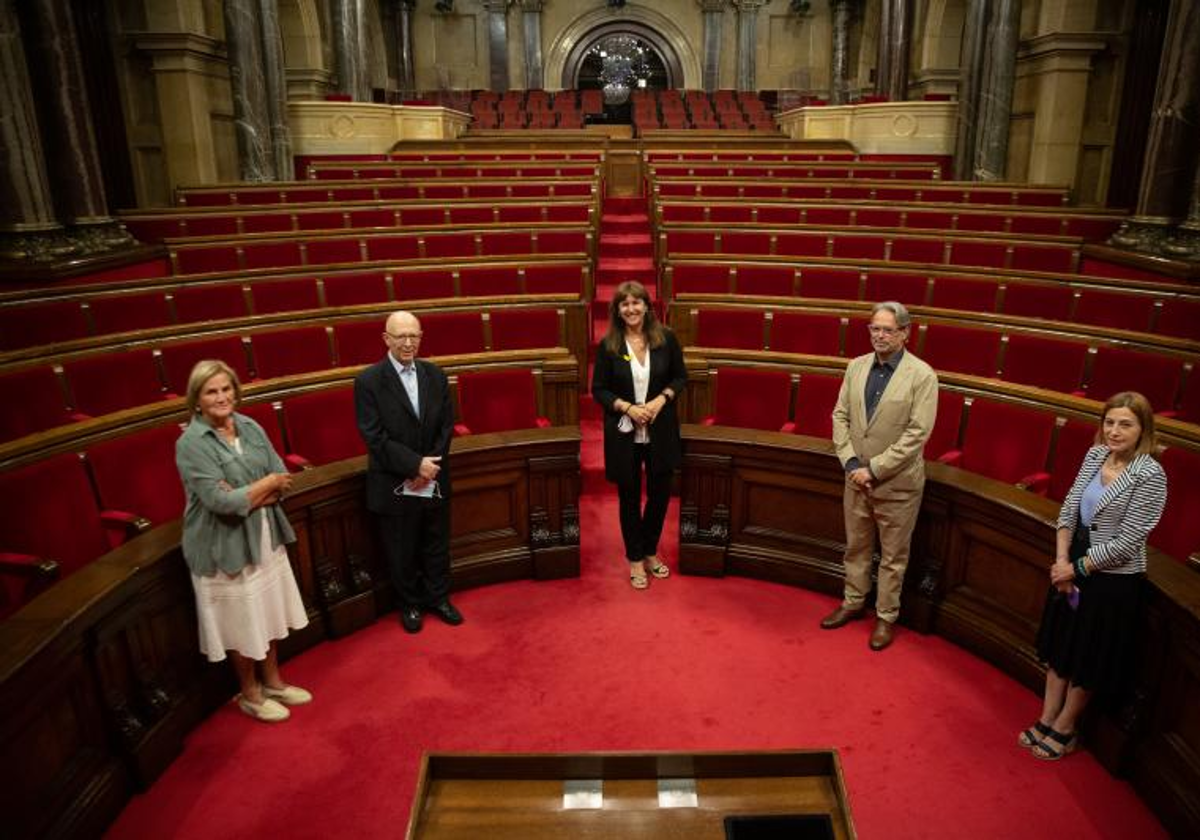 Ernest Benach, segundo por la derecha, junto a otros expresidentes del Parlamento de Cataluña, como Carme Forcadell y Laura Borràs, en una imagen tomada en 2021