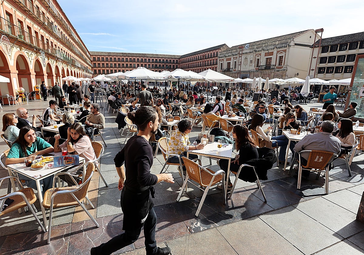 La plaza de la Corredera, atestada de veladores