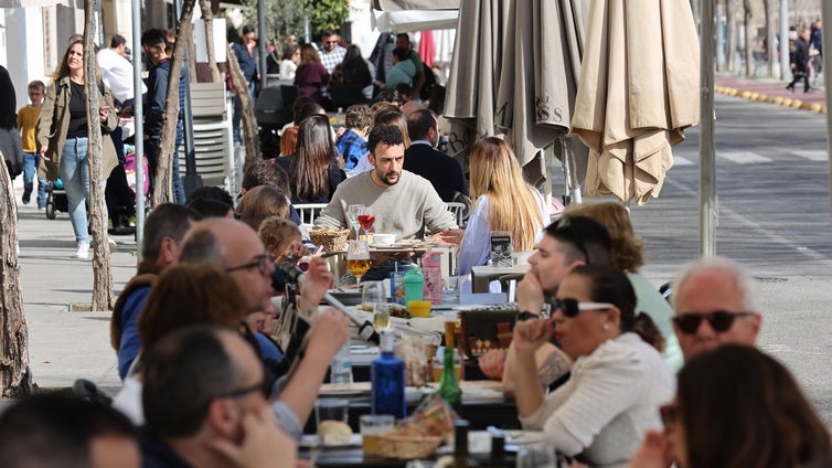 El Ayuntamiento de Córdoba, vecinos y hosteleros reabren el debate de la nueva ordenanza de veladores