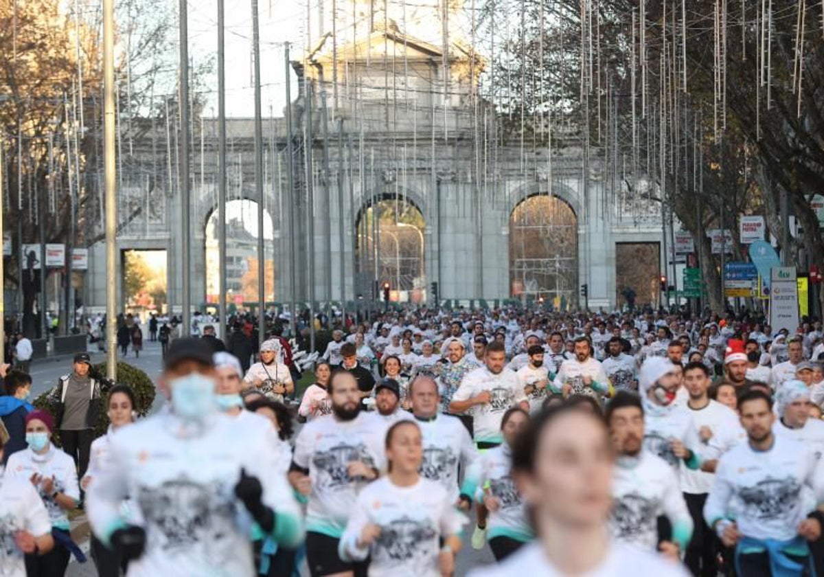 Corredores de la San Silvestre Vallecana por la calle de Alcalá