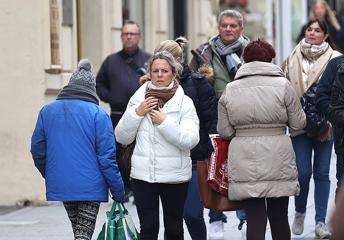 Viandantes muy abrigados por las calles del centro de Córdoba esta semana