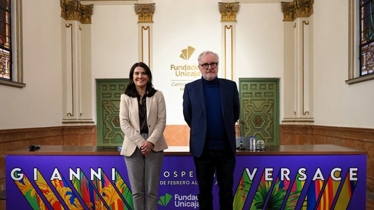 El comisario de la exposición, Karl Von de Ahé (d), y la responsable de Artes Plásticas de la Fundación Unicaja, Emilia Garrido (i), durante la presentación de la muestra