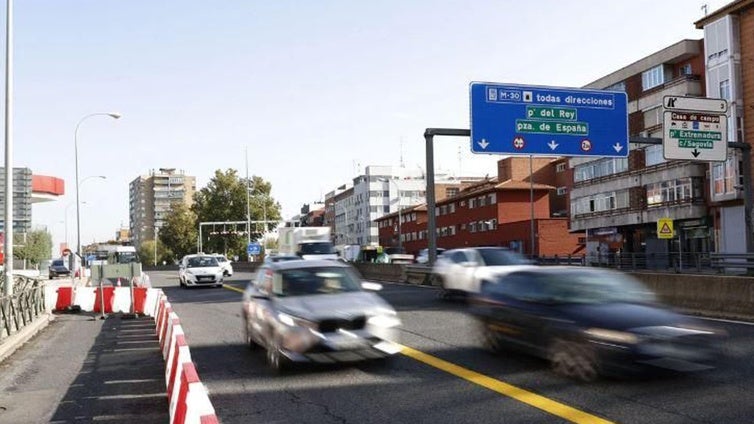 El consejero de Transportes pide al ministro Puente peaje gratis en la R-5 para taxis y VTC mientras duren las obras