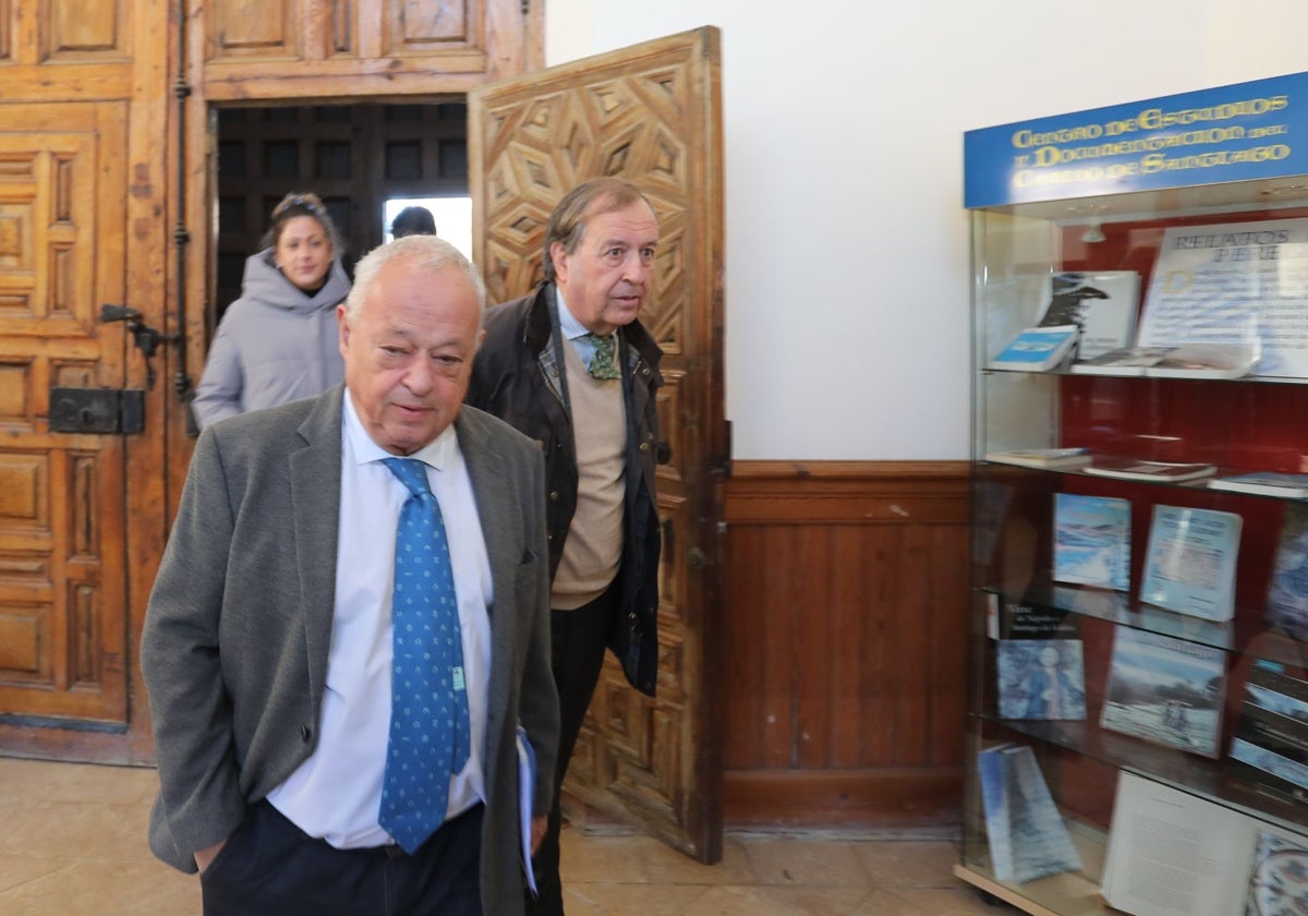 El consejero Gonzalo Santonja y el presidente de la asociación Camino Francés Federación, Miguel Pérez Cabezas presentan el Centro digital de documentación del Camino de Santiago Francés, CamiNet