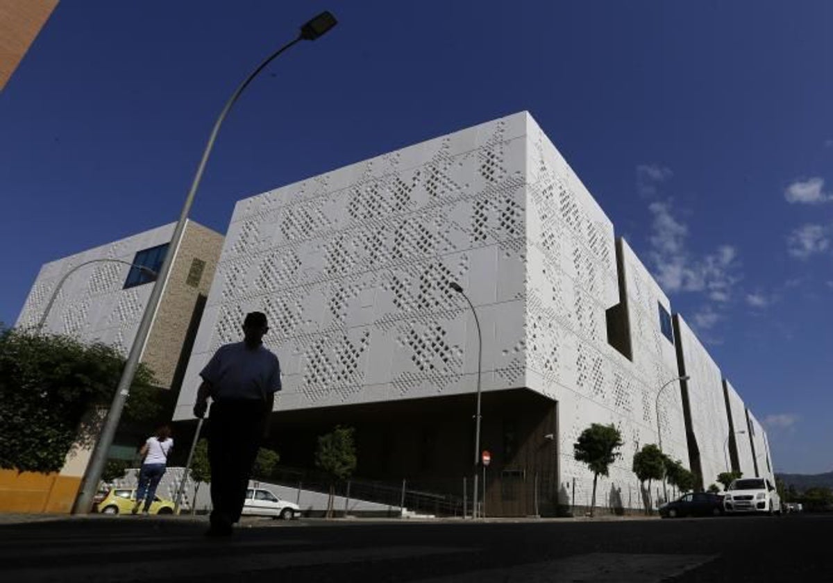 Un hombre pasea frente a la Ciudad de la Justicia de Córdoba