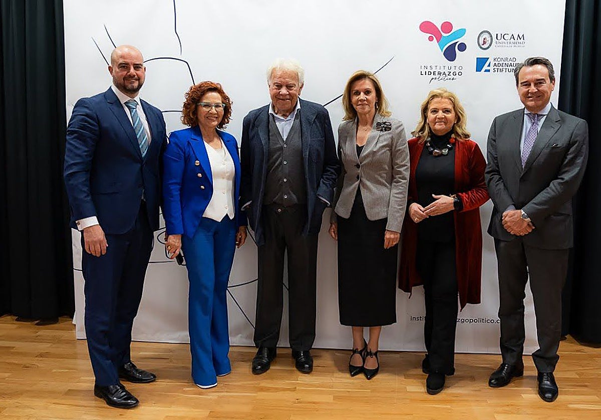 Cospedal y Felipe González, en el centro, posan para la foto junto a los toledanos Carmen Riolobos y Agustín Conde