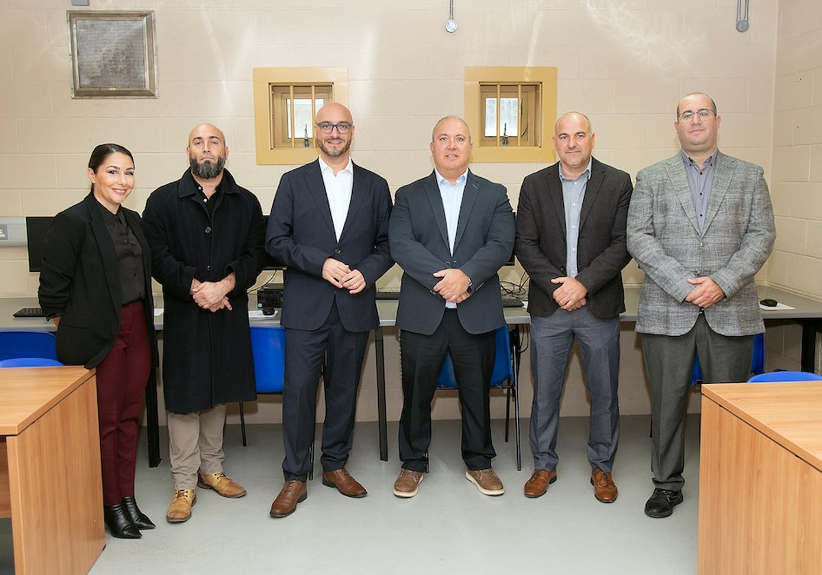 De izquierda a derecha: Jolene Gómez, Eduardo Vergara Aguilar, Christian Santos, Nigel Gaetto y funcionarios de prisiones de Gibraltar