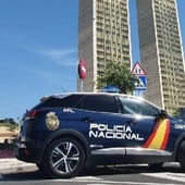 Varios policías salvan a una turista que se suicidaba desde un sexto piso tras pegar a su mujer en Benidorm