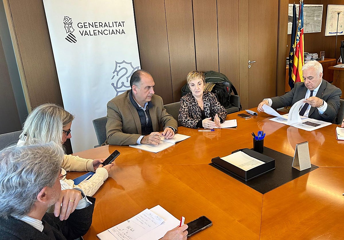 Imagen de los consellers Marián Cano y Juan Carlos Valderrama, este martes, reunidos con representantes del Colegio de Administradores de Fincas