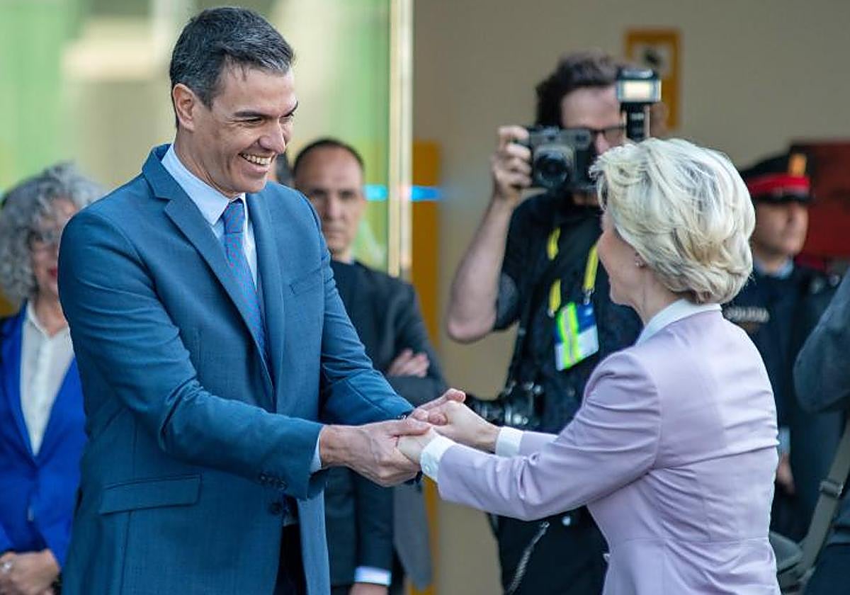 Sánchez saludando a la presidenta de la Comisión Europea, Ursula Von der Leyen, en 2022