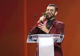 Manu Sánchez recibe el Premio Iris 2024 a Mejor Presentador Autonómico