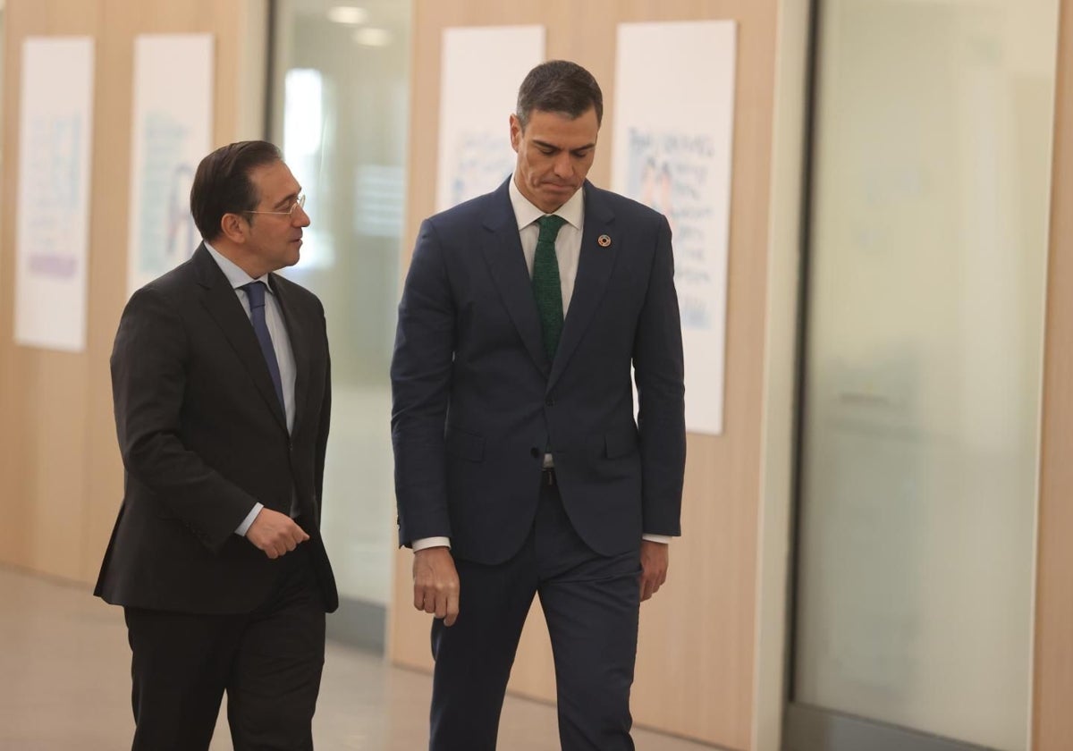 Pedro Sánchez junto al ministro Albares