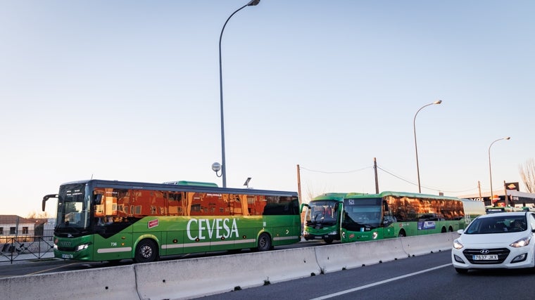 Colas de autobuses en el intercambiador de Cuatro Vientos