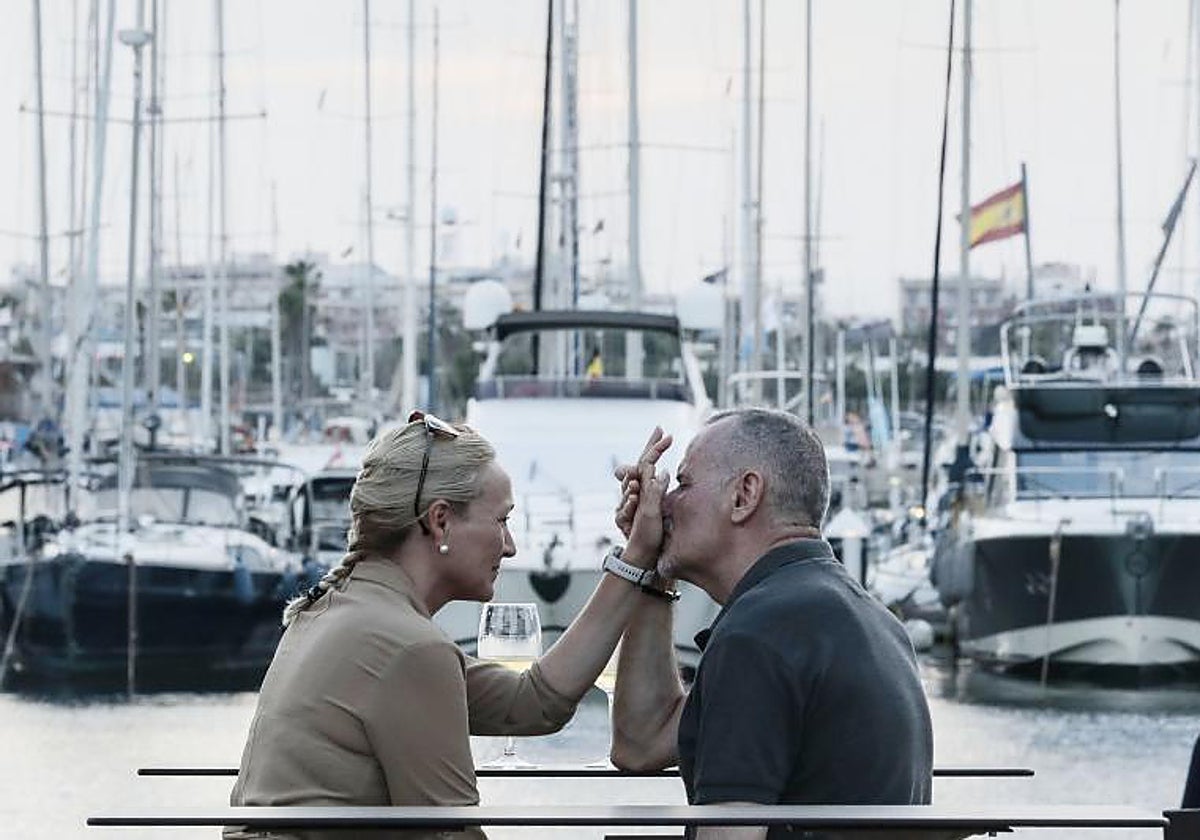 Imagen de archivo de dos turistas en la ciudad de Valencia