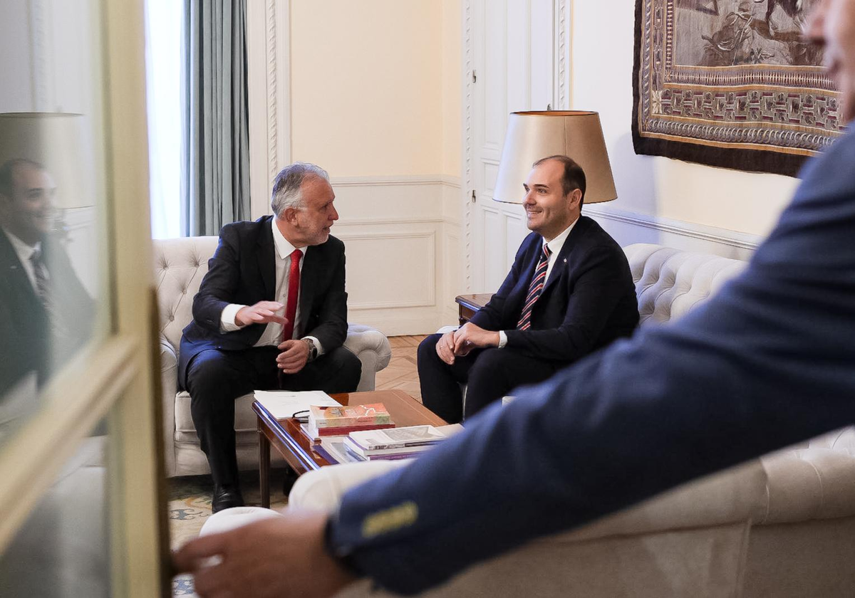 El ministro Ángel Víctor Torres y el consejero Albert Dalmau, hoy, antes de la reunión celebrada en Madrid