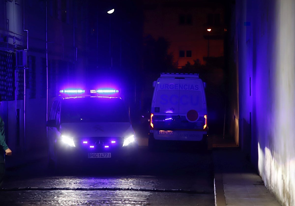 Dos ambulancias junto a un hospital de Córdoba
