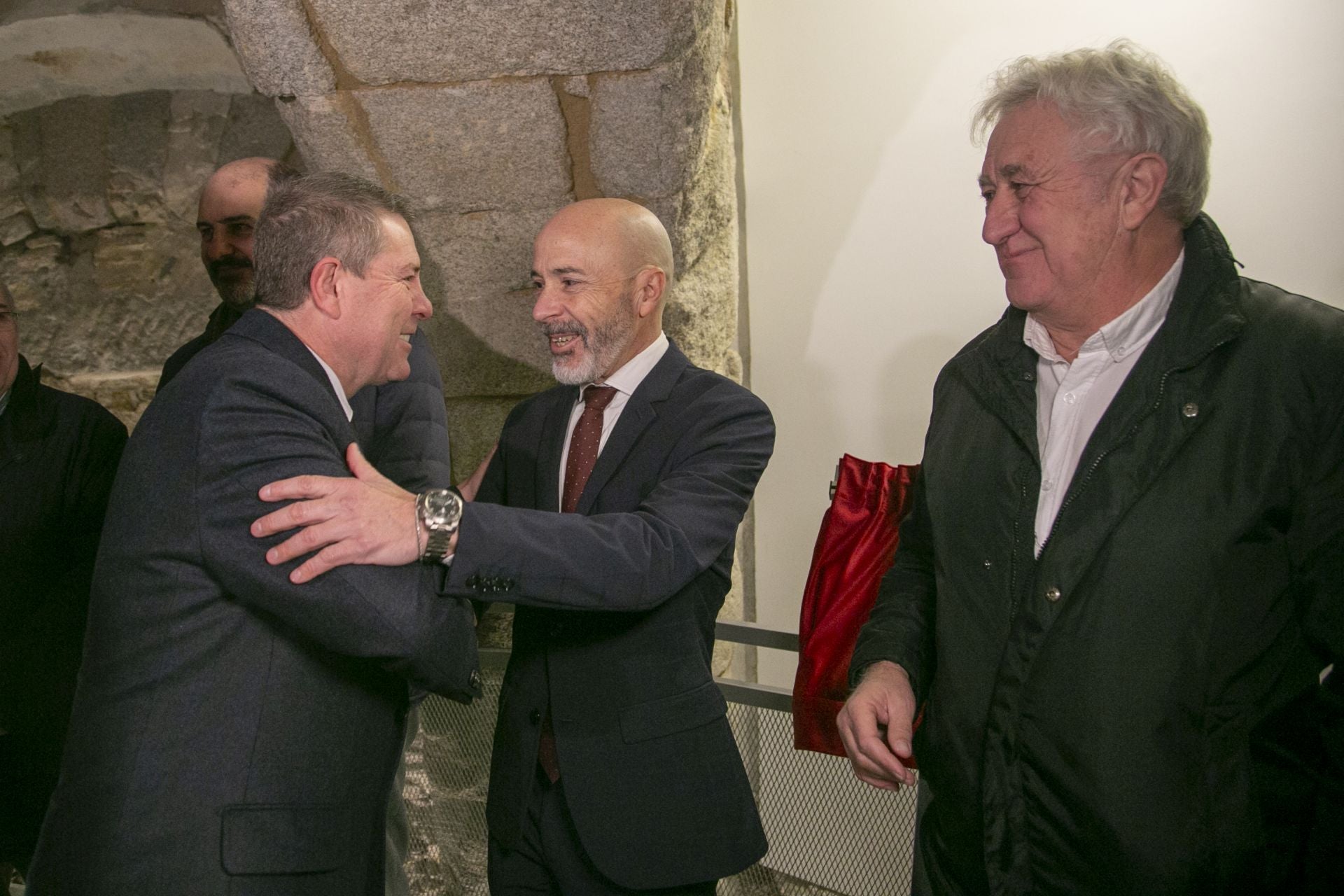 Emiliano García-Page saluda a los arquitectos del proyecto