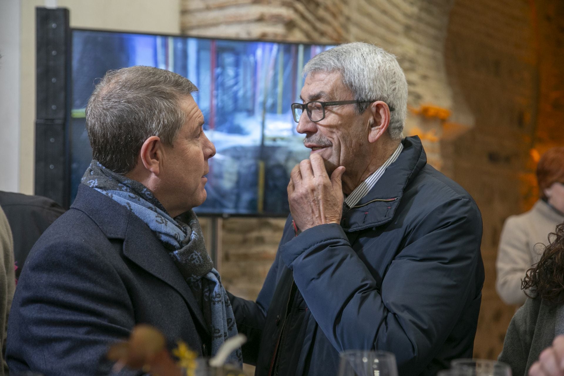 Emiliano García-Page saluda al exalcalde de Toledo, Joaquín Sánchez Garrido