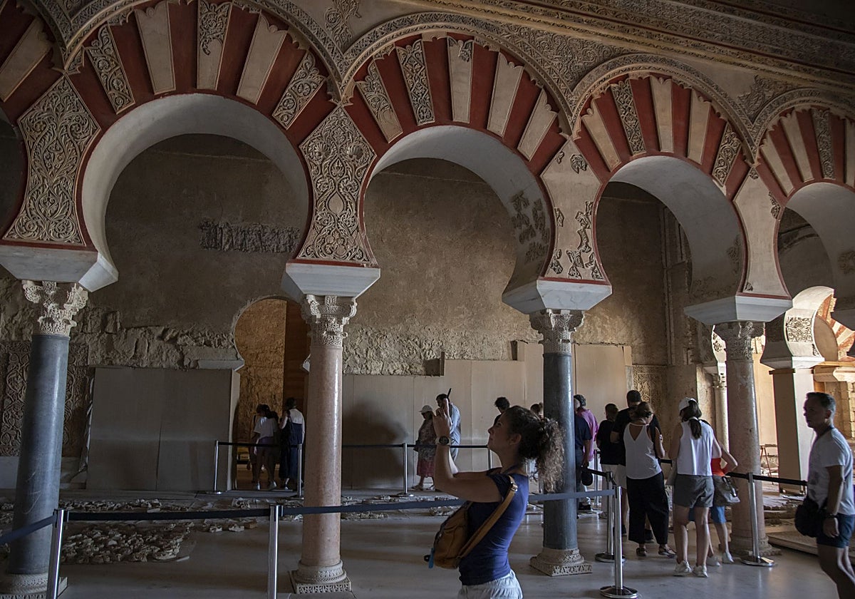 Visitantes en el Salón Rico de Medina Azahara