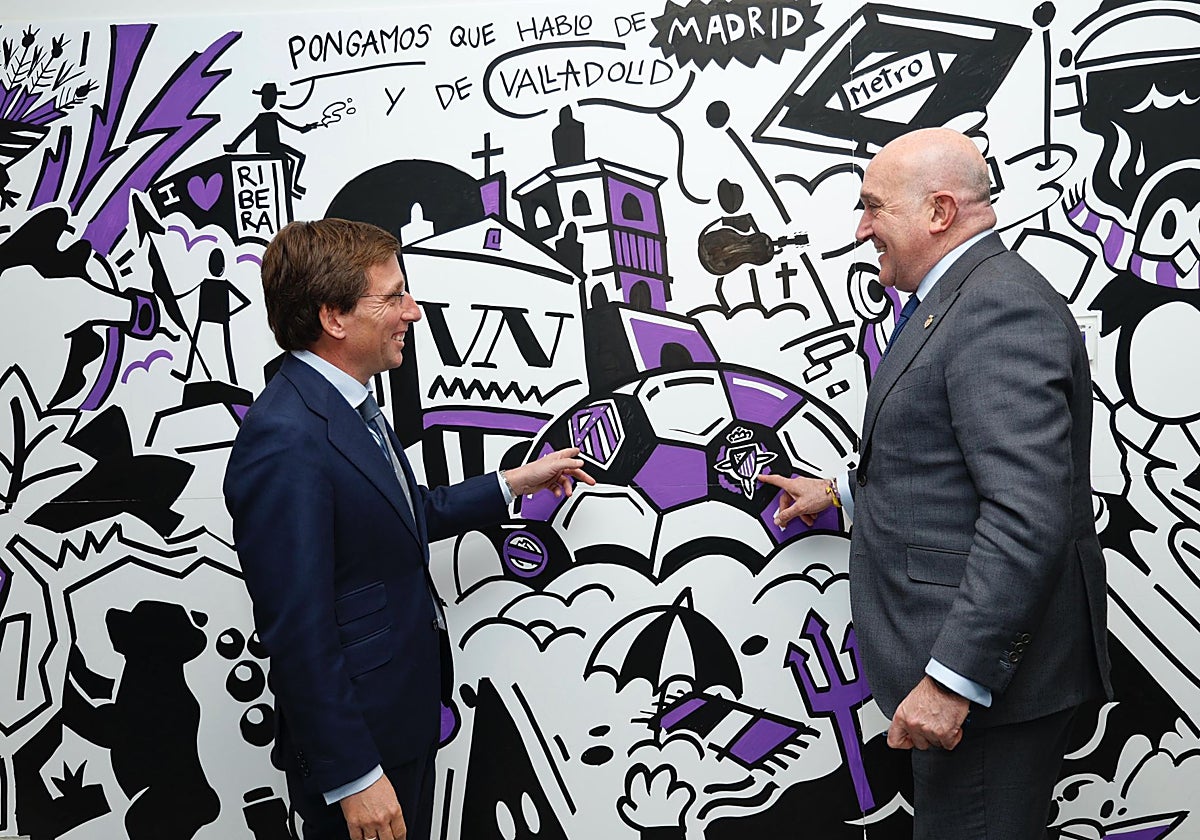 José Luis Martínez Almeida y Jesús Julio Carnero, ante el mural con los símbolos de ambas ciudades