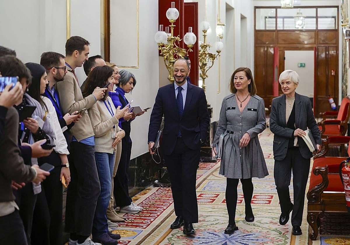 El vicepresidente primero del Congreso de los Diputados, Alfonso Rodríguez Gómez de Celis (i); la presidenta del Cámara Baja, Francina Armengol (c), y la secretaria segunda de la Mesa, Isaura Leal (d), a su llegada a una reunión del órgano rector de la institución