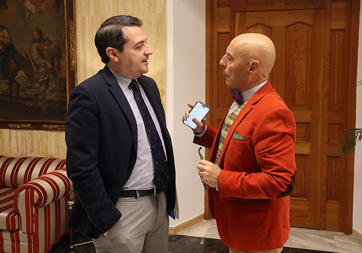 El alcalde de Córdoba, José María Bellido, conversa con el portavoz socialista Antonio Hurtado en el pleno