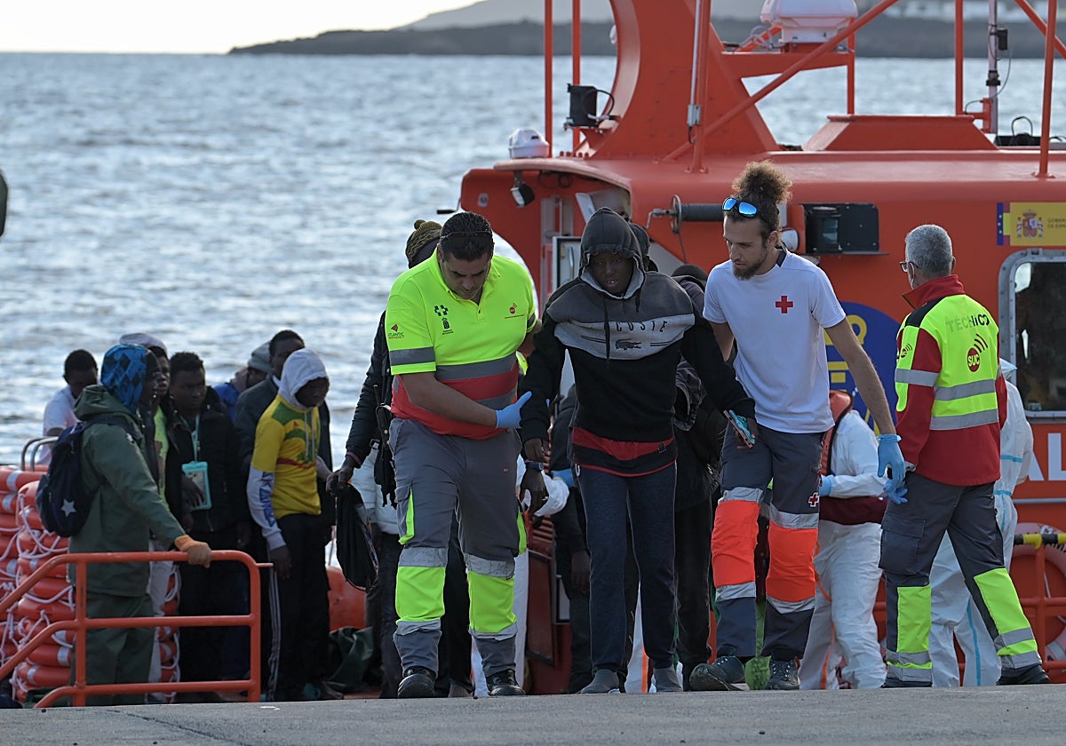 Salvamento  rescata a 59 inmigrantes de un cayuco en aguas de El Hierro el 2 de enero