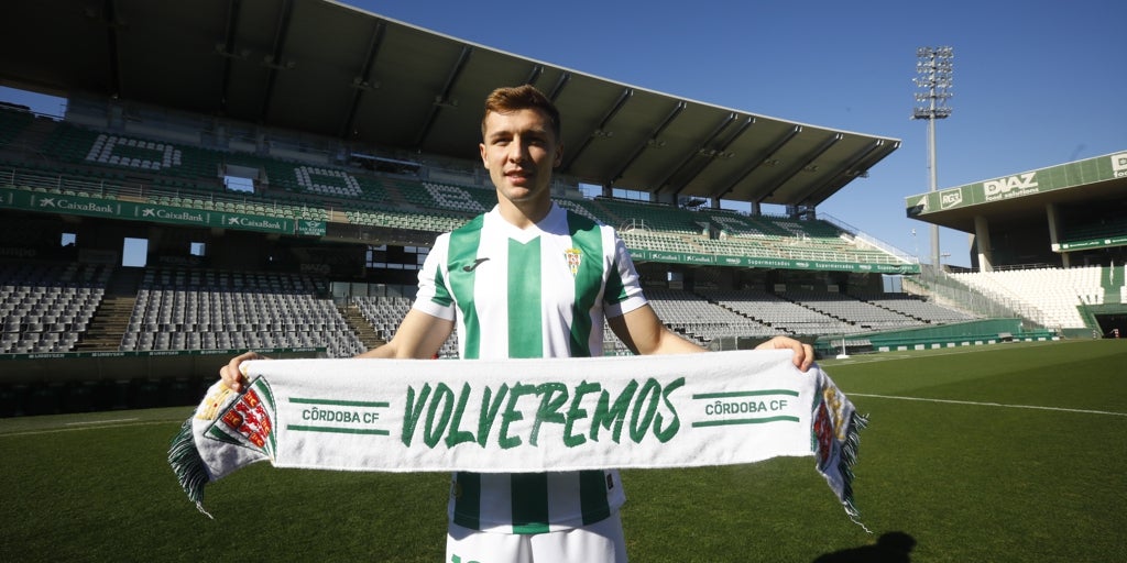 Alberto del Moral , en su presentación: «Volver al Córdoba CF es un plus de motivación para mí»