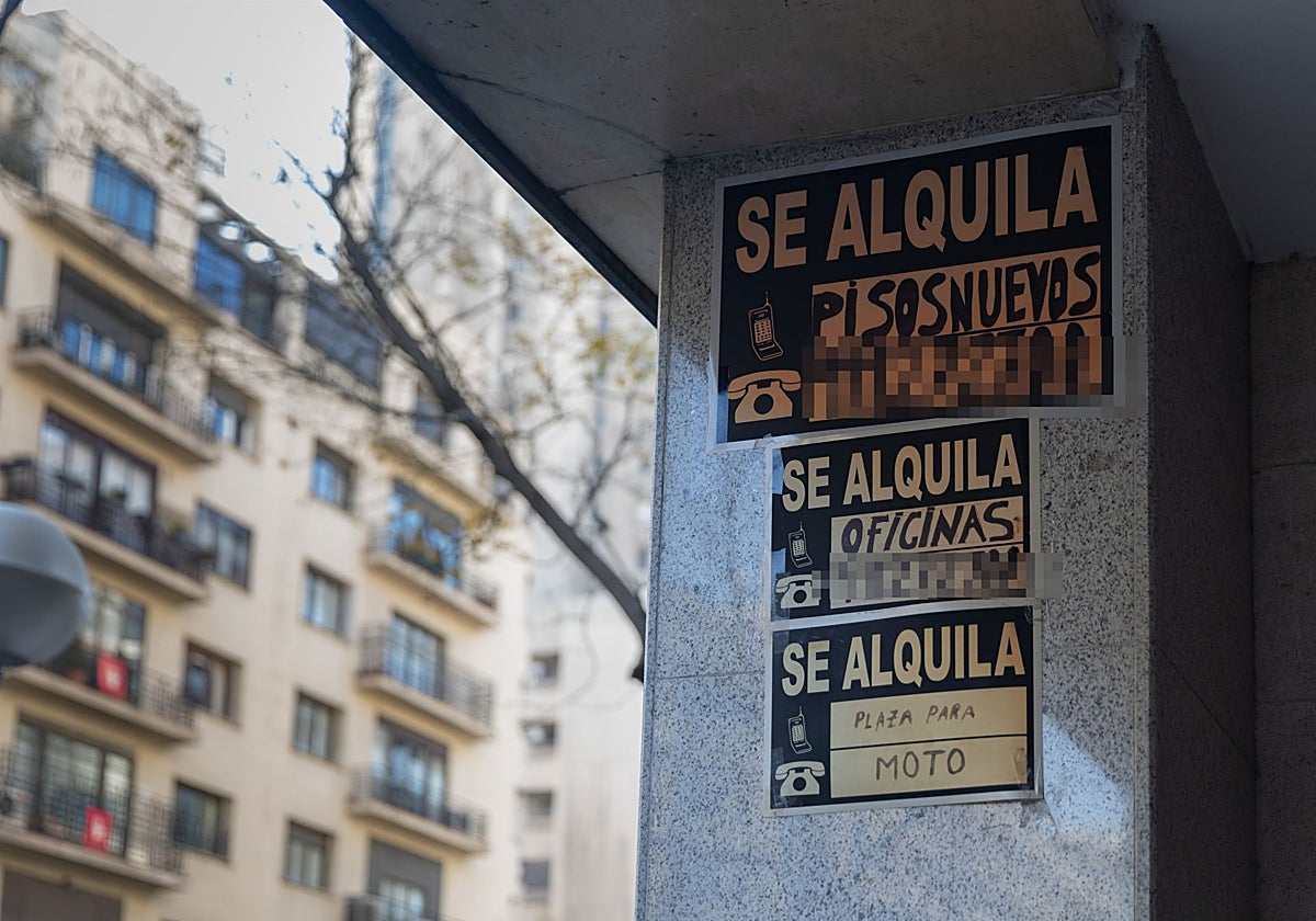 Carteles de 'Se alquila' pegados en un edificio