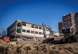 Adiós al fortín okupa de Puente de Vallecas: la Comunidad de Madrid inicia su derribo por riesgo de colapso