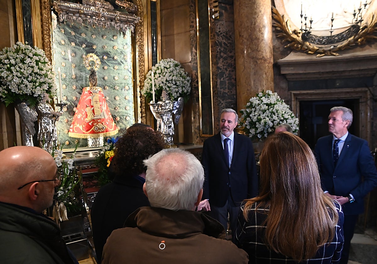Jorge Azcón y Alfonso Rueda, entre otras autoridades como la alcaldesa de Zaragoza, Natalia Chueca, en la basílica del Pilar