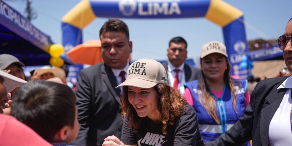 Ayuso visita en Perú un proyecto para llevar agua a un suburbio de Lima