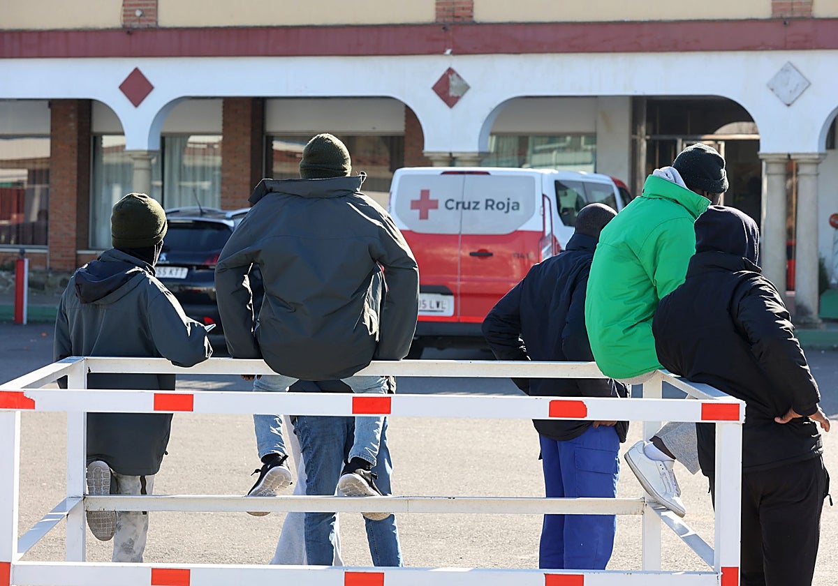 Inmigrantes frente al hotel en que se hospedan en Córdoba
