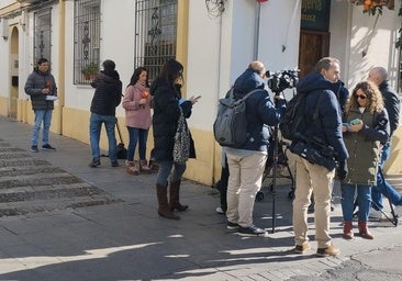 Cámaras y curiosos cercan el local que sirvió los montaditos de pringá
