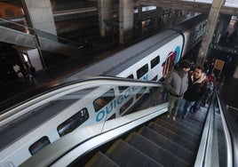 La llegada del primer imponente tren de Ouigo a Córdoba, en imágenes