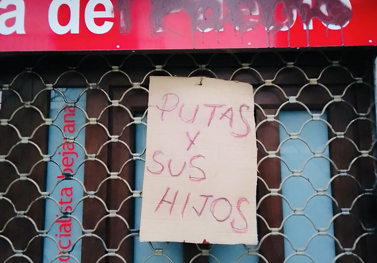La sede del PSOE de Béjar amanece con pintadas e insultos