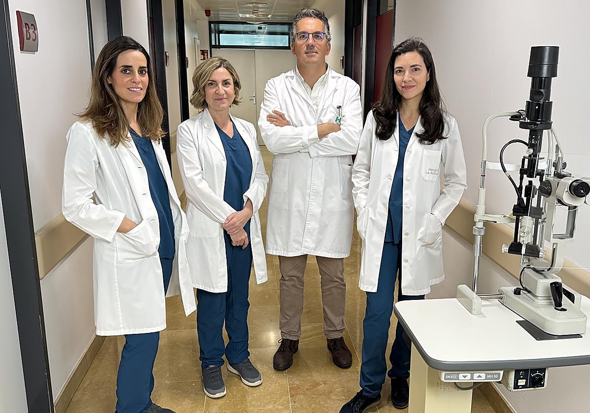 El doctor Juan Manuel Cubero, con otra profesionales del Hospital Arruzafa