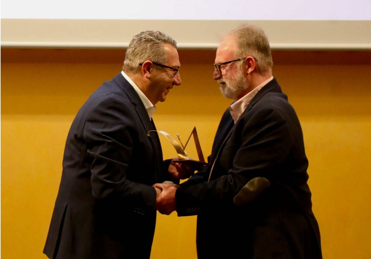 El presidente de la Diputación de Alicante, Toni Pérez, entrega a Mario Pérez el Premio de Escritura Aforística y del Yo