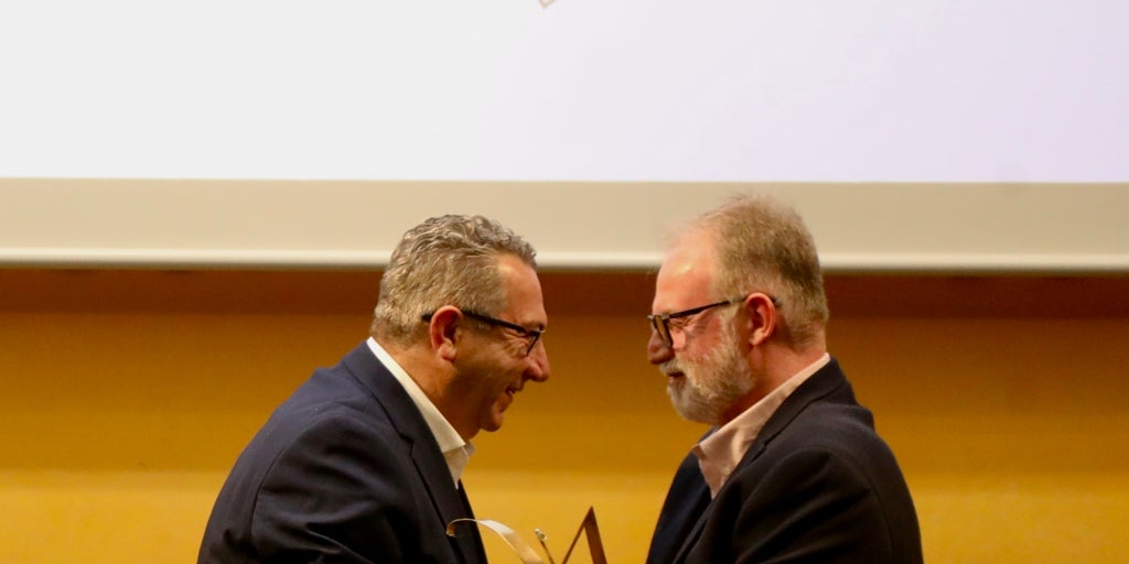 Toni Pérez entrega el Premio Internacional de Escritura Aforística Juan Gil-Albert a Mario Pérez Antolín