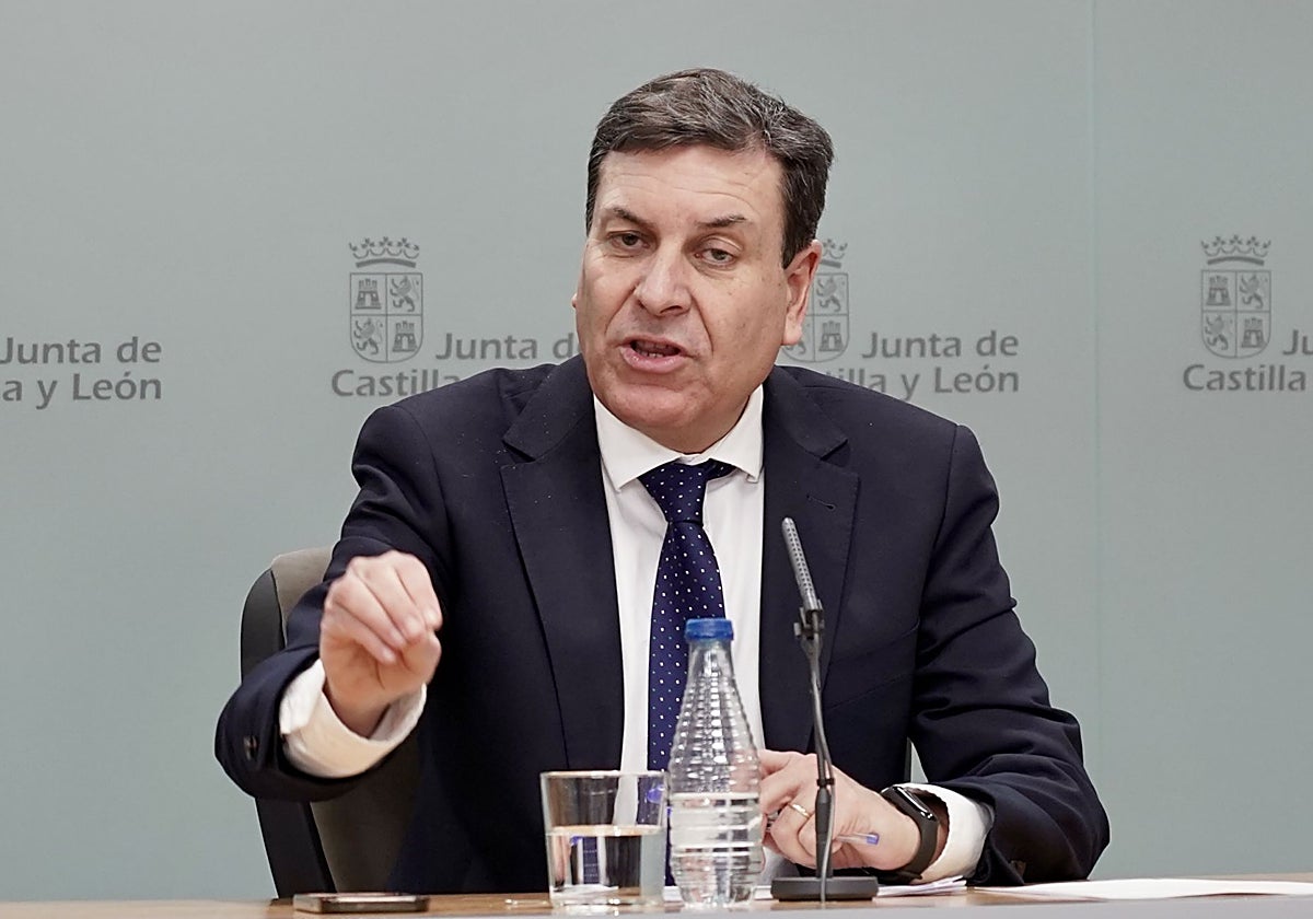 El consejero de Economía y Hacienda y portavoz de la Junta, Carlos Fernández Carriedo, en la rueda de prensa posterior al Consejo de Gobierno