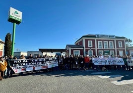 Decenas de vecinos se manifiestan en Arévalo (Ávila) contra el cierre de la estación de ferrocarril