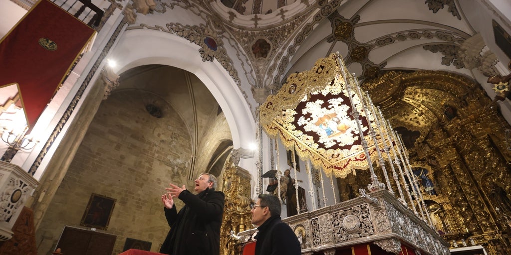 El Huerto culmina el palio de la Virgen de la Candelaria de Córdoba con el bordado del interior de las bambalinas