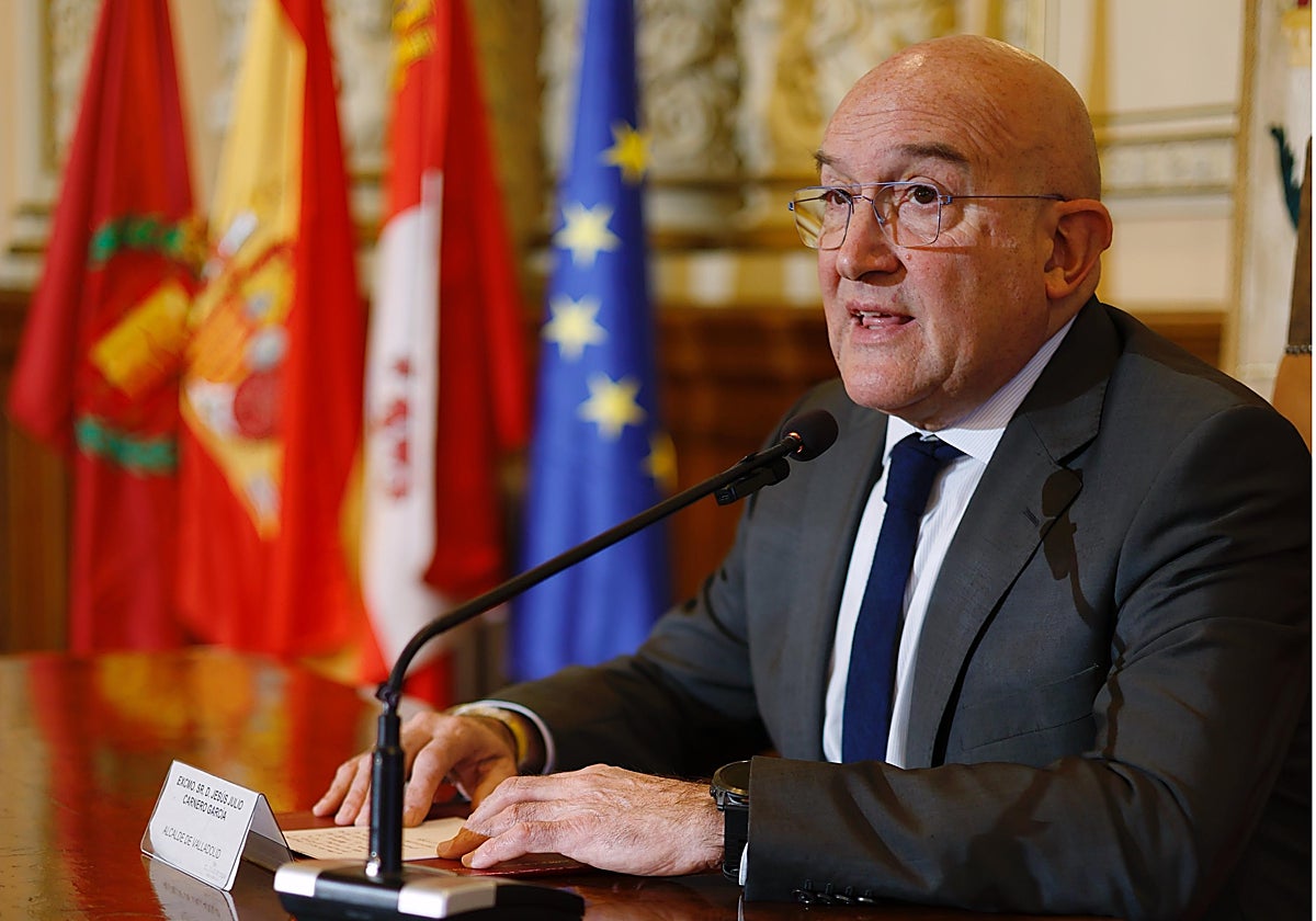 El alcalde de Valladolid, Jesús Julio Carnero, durante la rueda de prensa