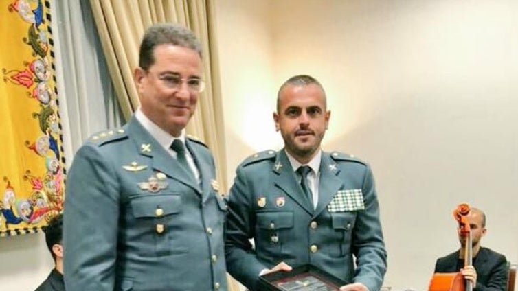 El teniente coronel de la Guardia Civil David Oliva, un «depredador de narcos» condecorado por todos al que frenó una denuncia cuya veracidad investiga un juez