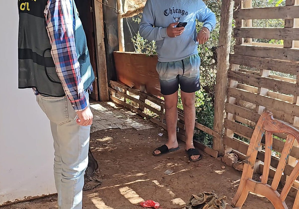 Los agentes de Edati visitan de forma periódica chabolas y cortijos en la provincia