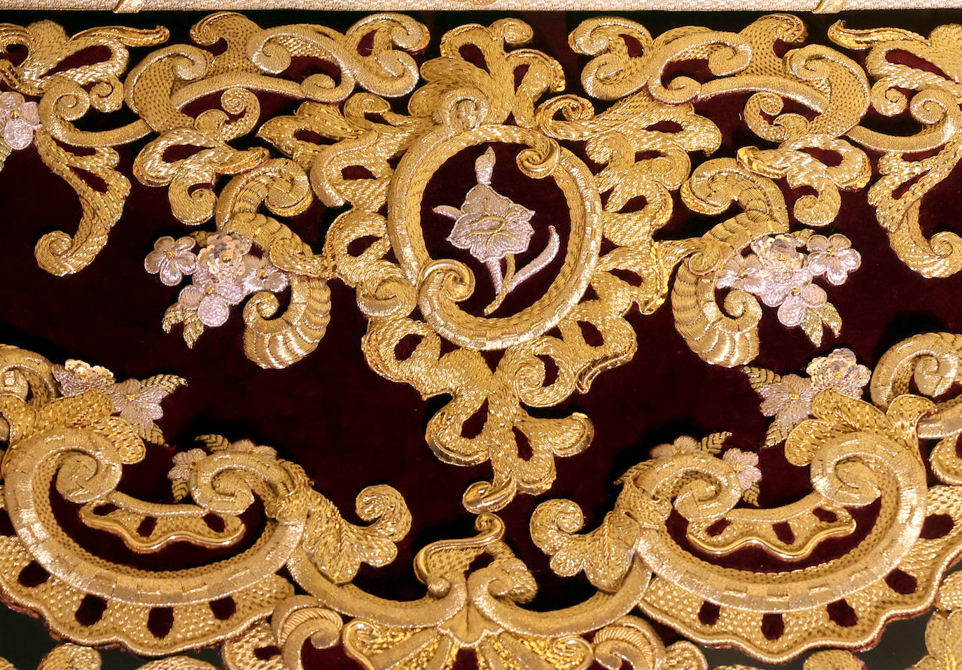 La presentación de las bambalinas interiores del palio de la Candelaria de Córdoba, en imágenes